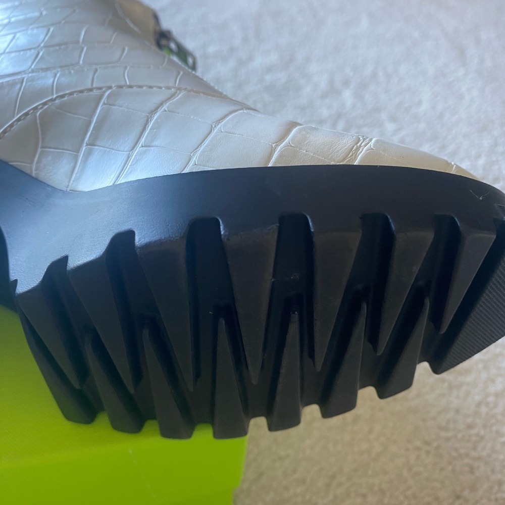 BP Marley White Croc Lug Ankle Boot, like NEW, Size 8.5 runs like 8M - Picture 9 of 12